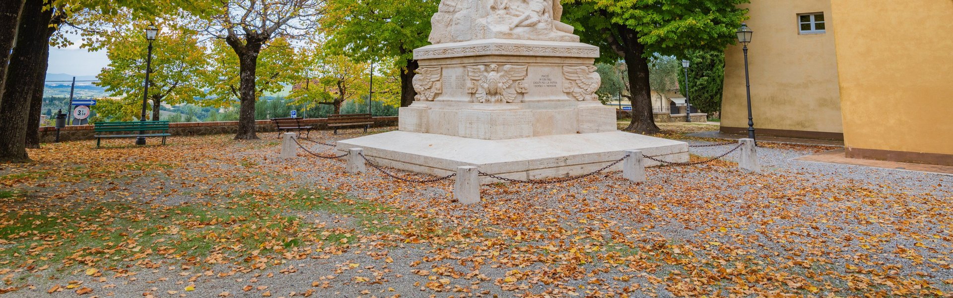 Piazza, statua vista dal basso